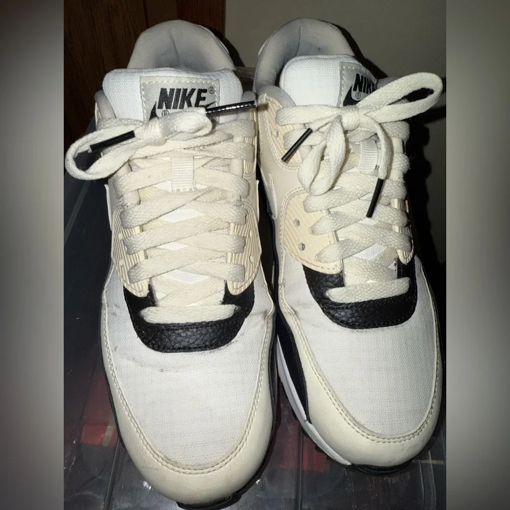 Women’s NIKE Airmax 90